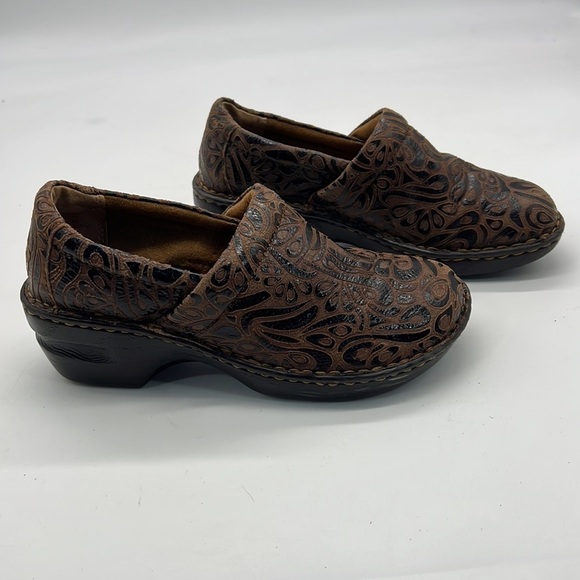 b.o.c Brown Leather  Floral Embossed Clogs size 6.5 - Picture 3 of 10